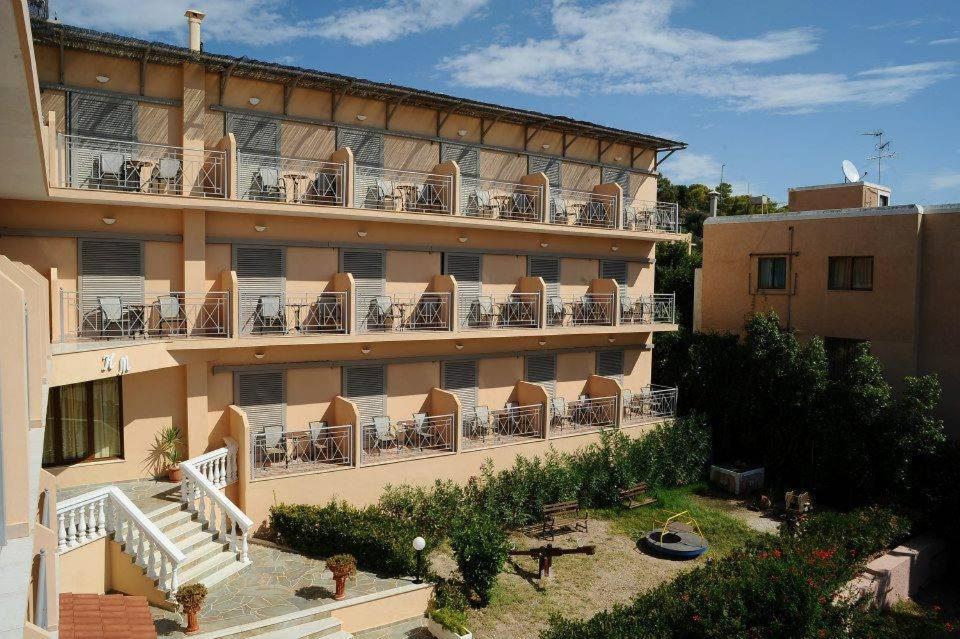 Hotel Magda Agia Marina  Extérieur photo