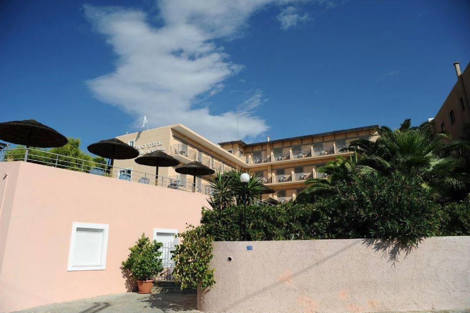 Hotel Magda Agia Marina  Extérieur photo