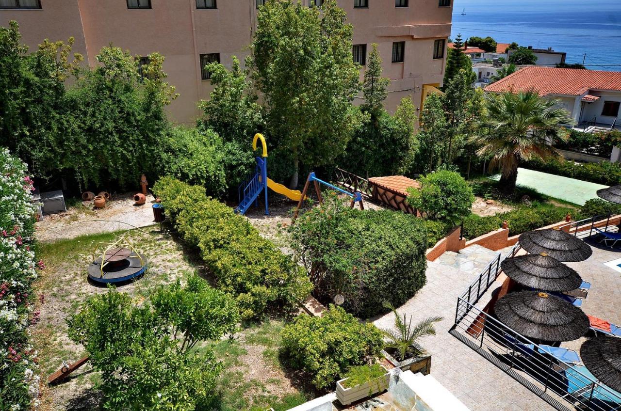 Hotel Magda Agia Marina  Extérieur photo